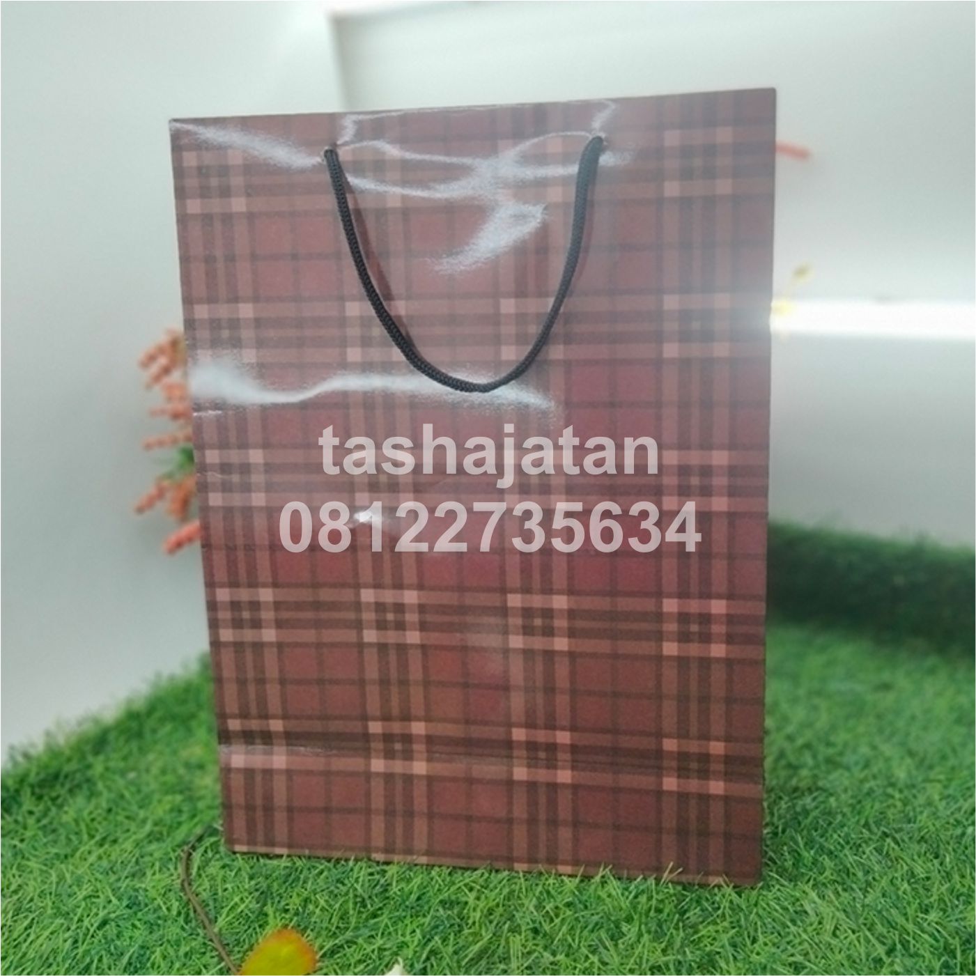 Tas Kertas Laminasi Licin Belanja Kado Hadiah Besar Motif Kotak Coklat AS 02